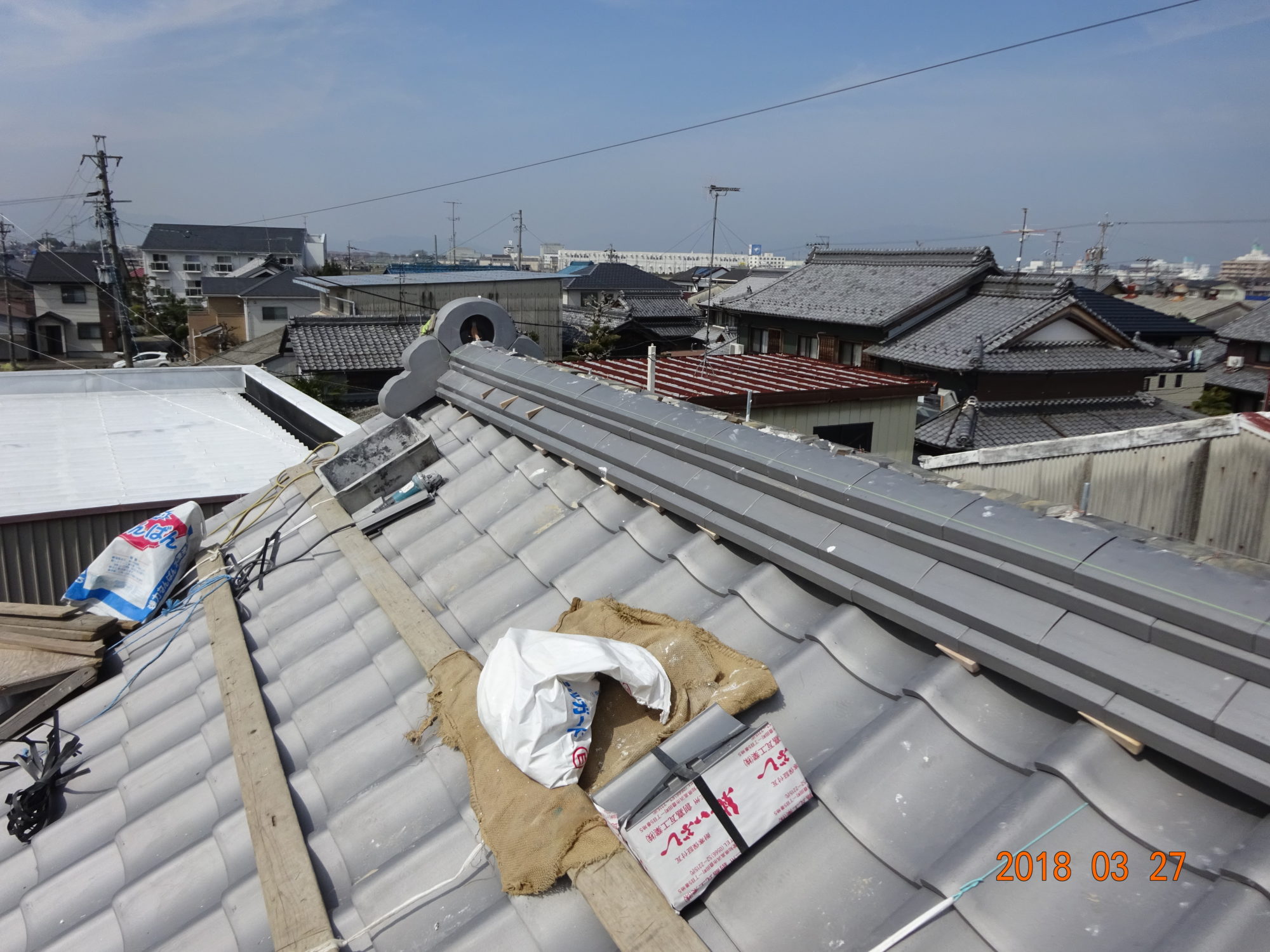 岐阜市で、古民家の屋根工事をしています。