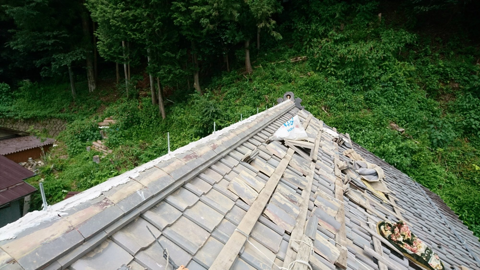 本巣市根尾で、屋根の棟積み工事をしています。