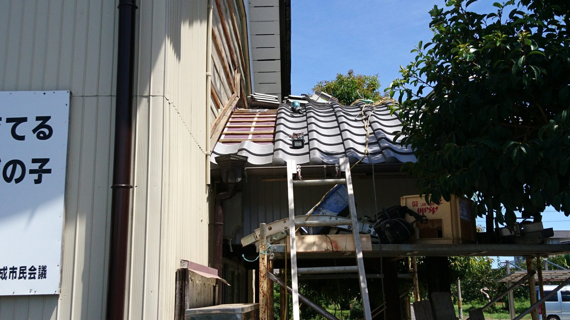 岐阜市で公民館の屋根工事をしています。