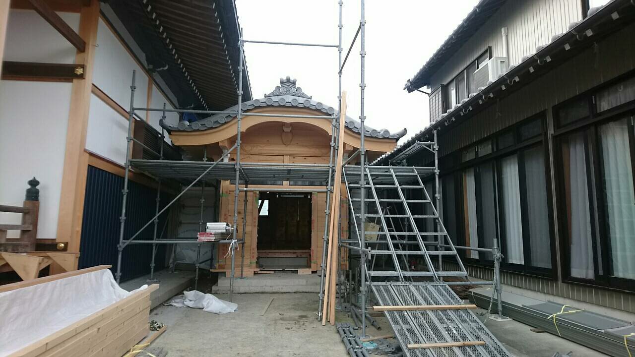 桑名市のお寺で、唐破風の玄関の屋根工事をしています。