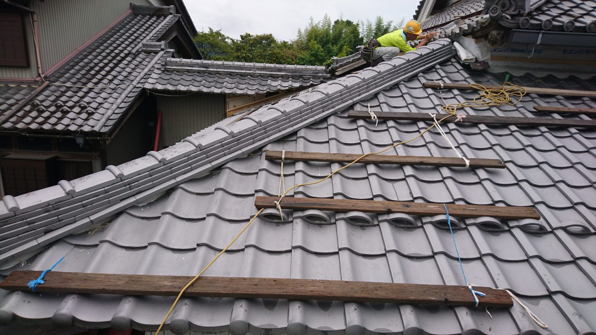 岐阜市のお寺で、屋根の改修工事をしています。