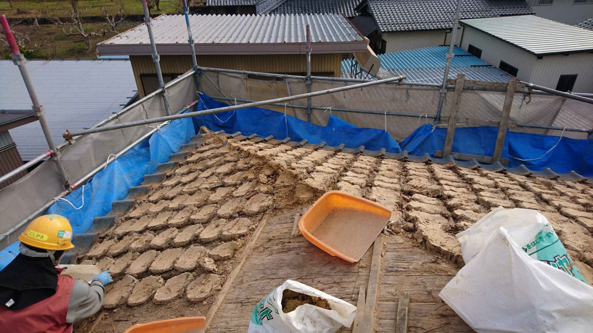 岐阜市で屋根の改修工事をしています。