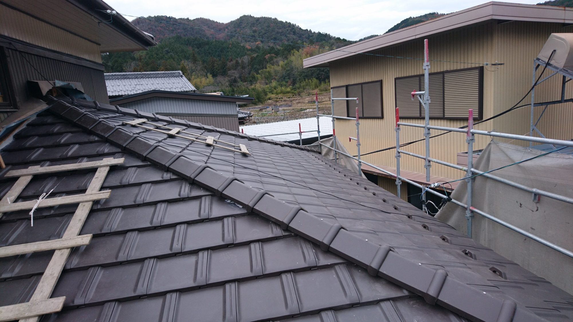 岐阜市で、屋根の改修工事をしています。