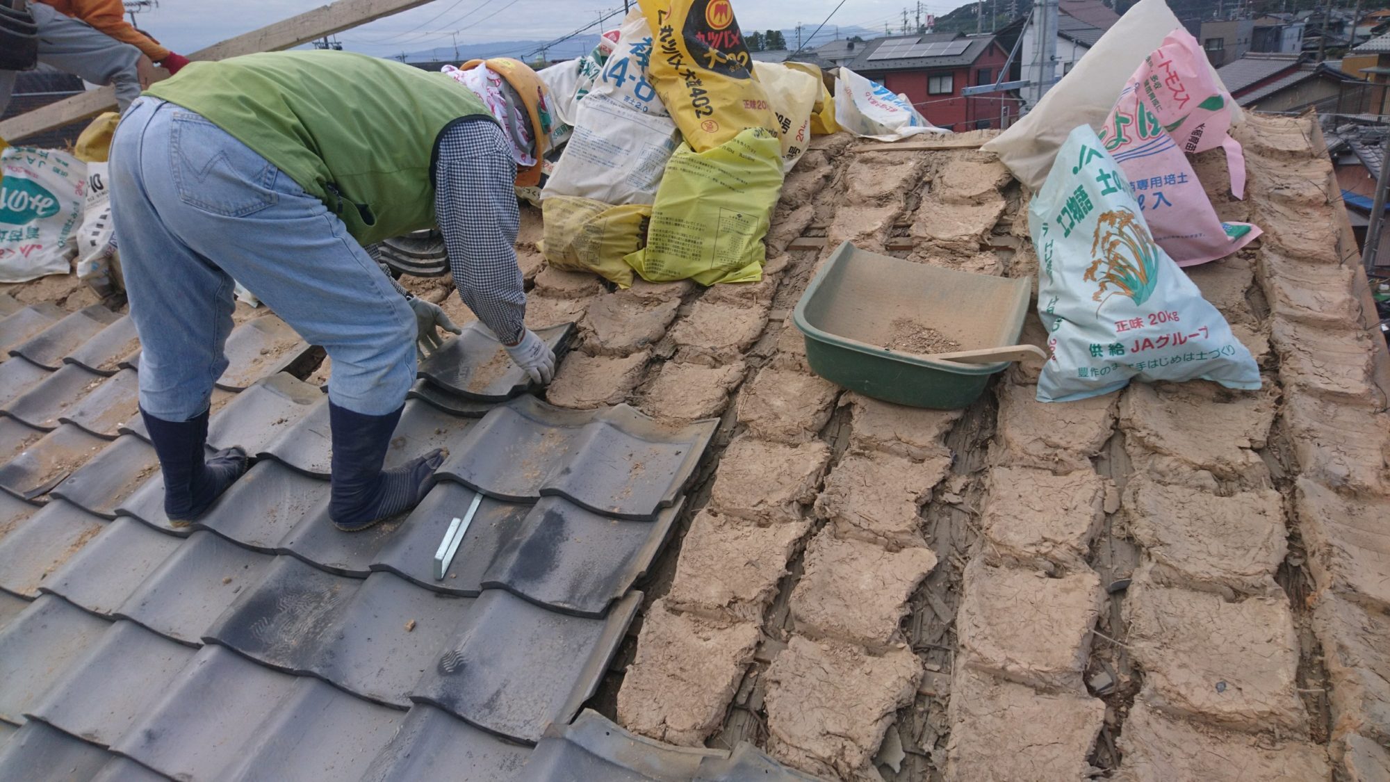 岐阜市で民家の屋根改修工事をしています。