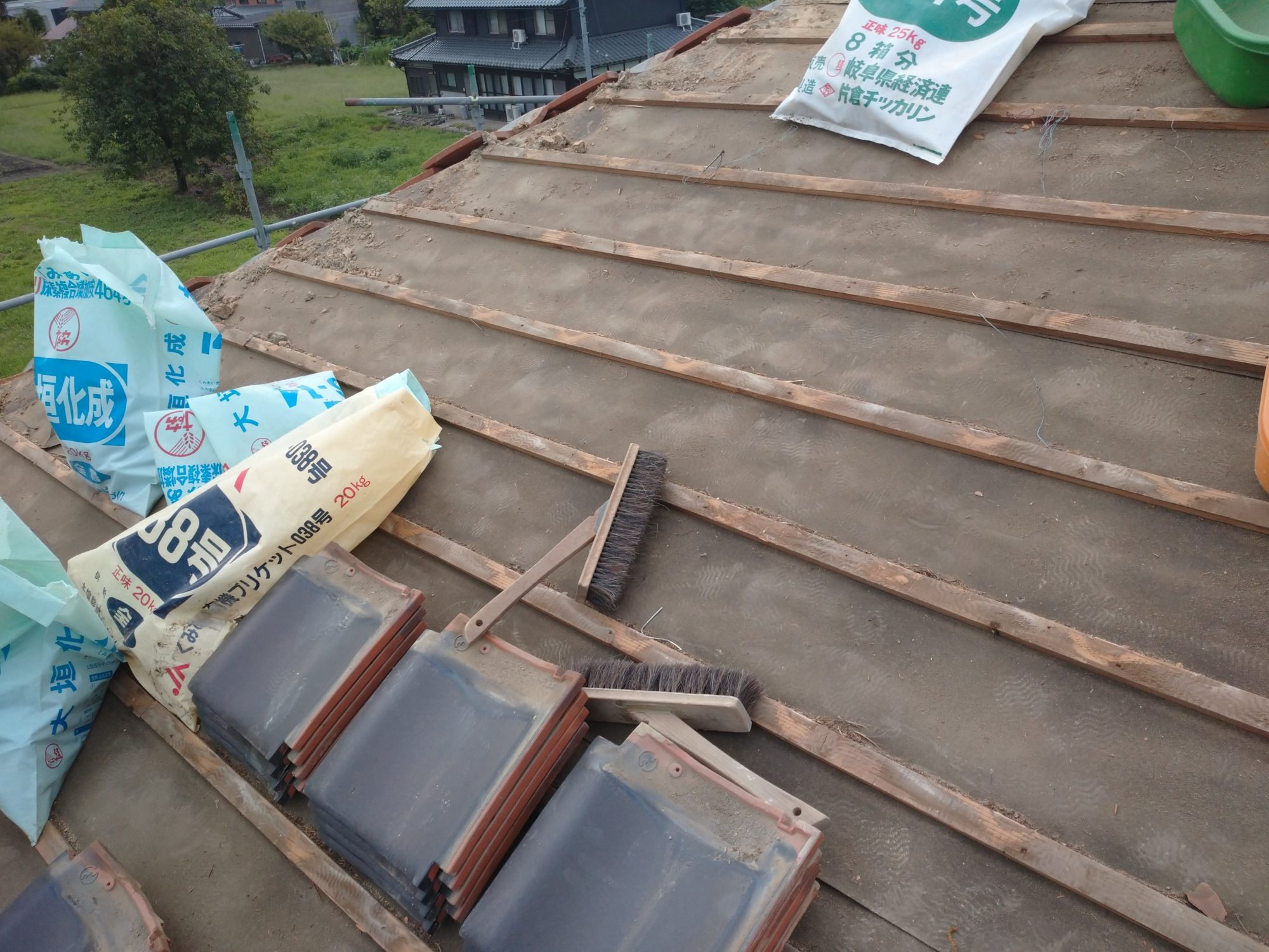 米原市で屋根の改修工事をしています。