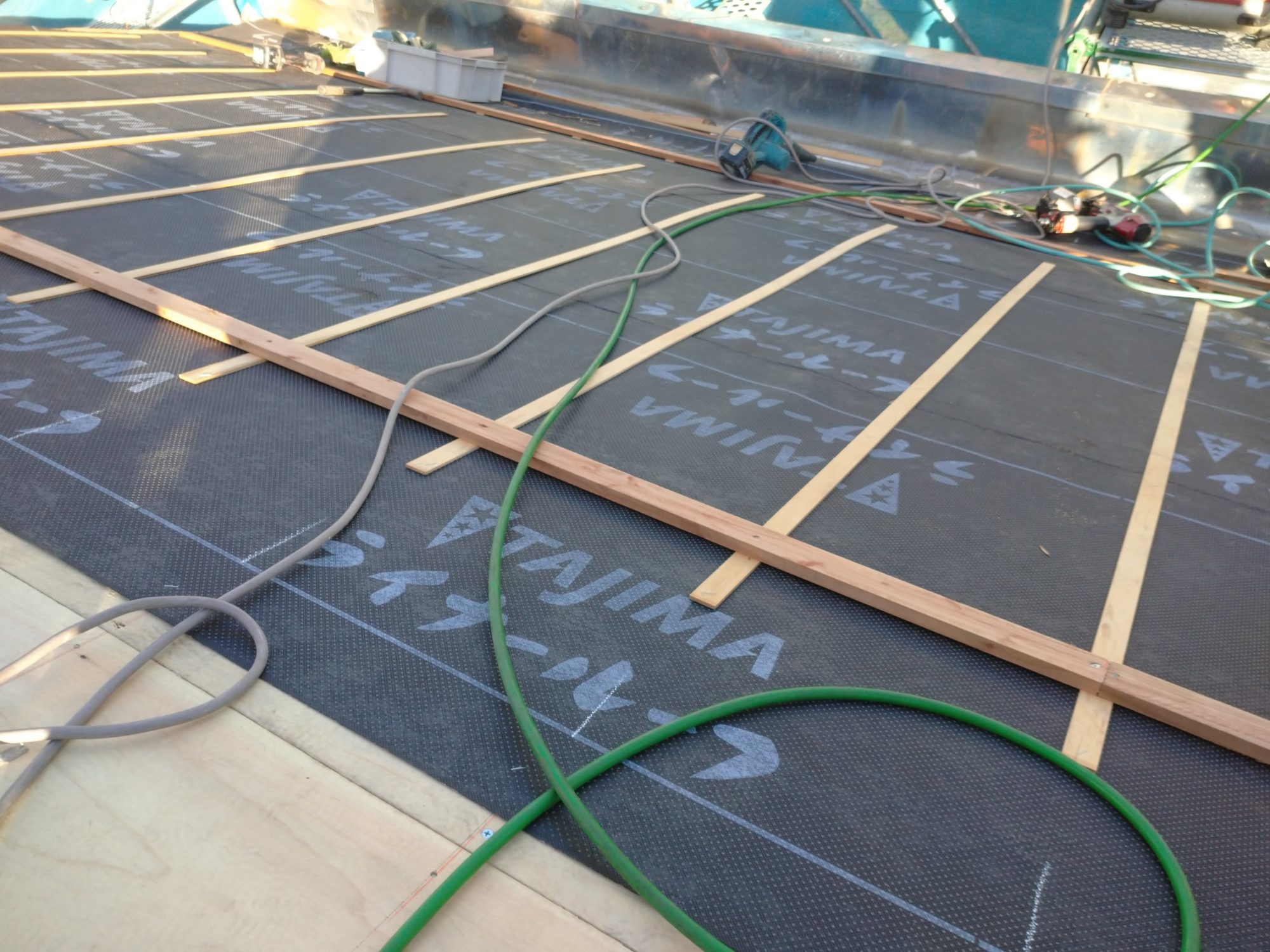 岐阜市の民家で、屋根のリフォーム工事をしています。