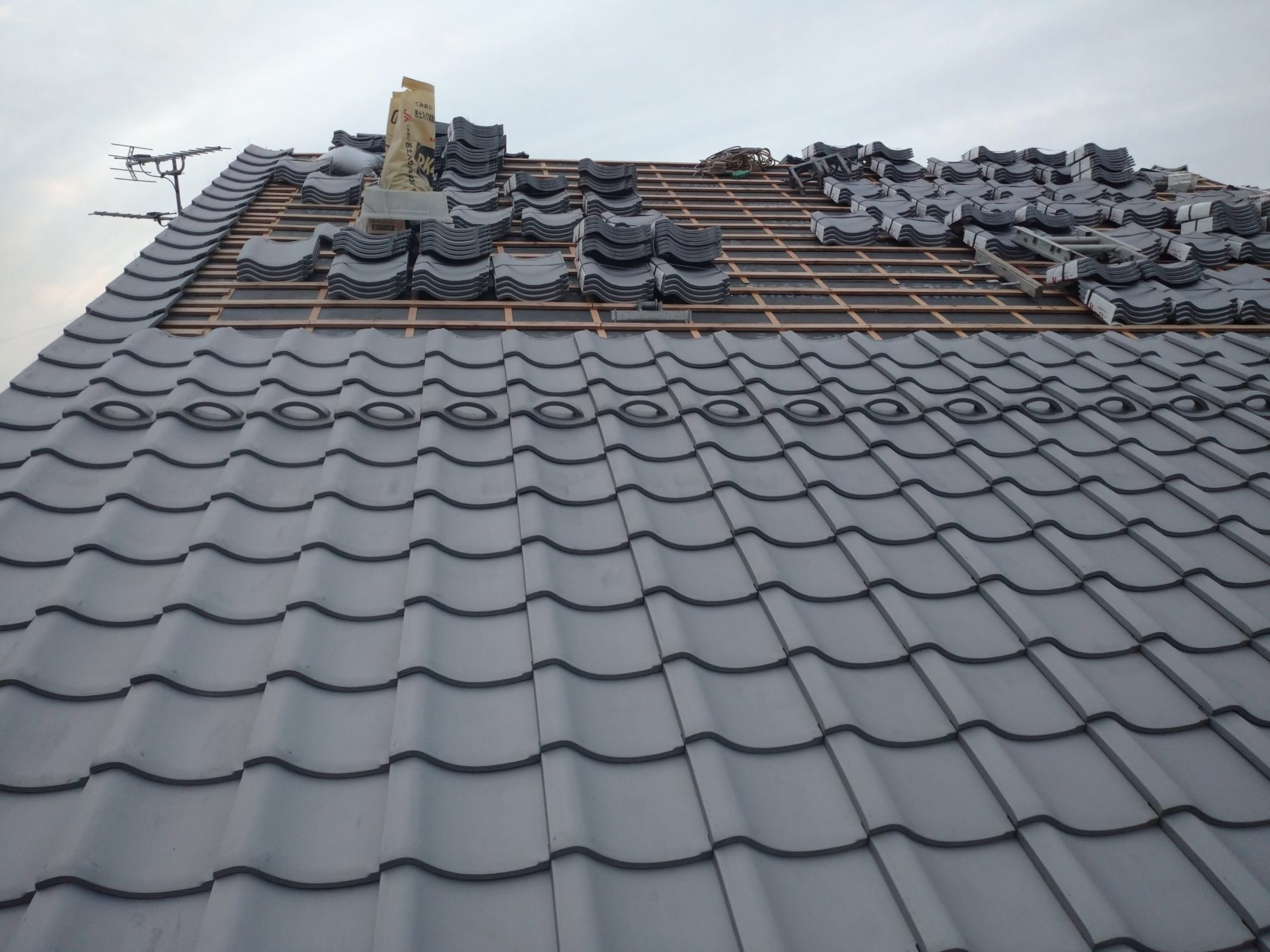 岐阜市の民家で、屋根の改修工事をしています。