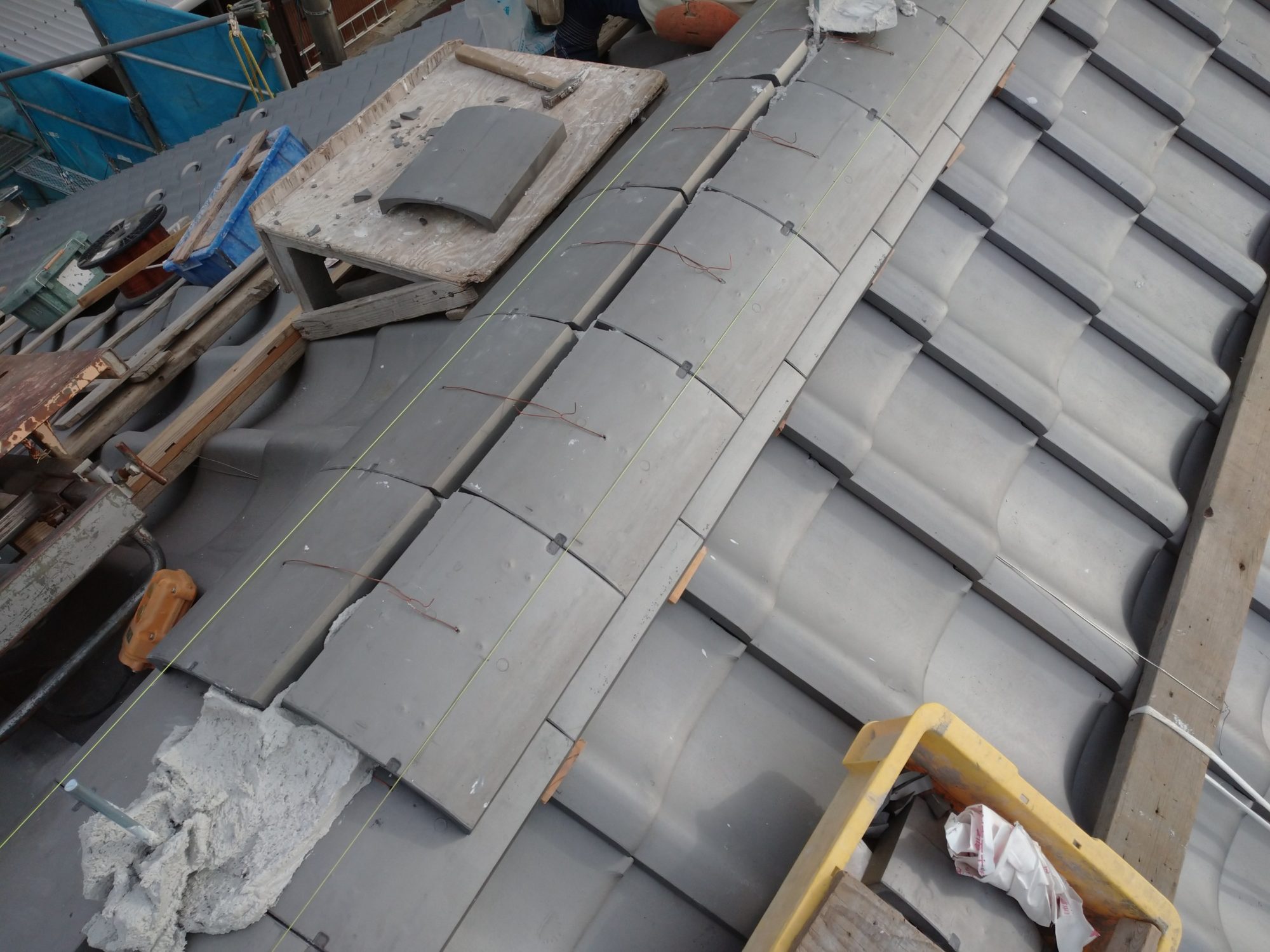岐阜市の民家で、屋根の葺き替え工事をしています。