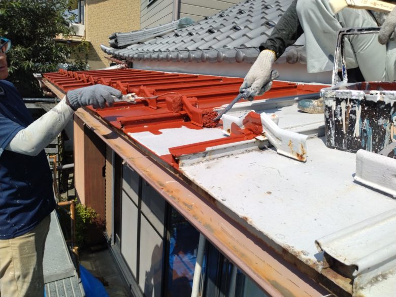 垂井町で、屋根の塗装工事をしています。