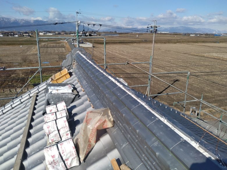 羽島市民家の屋根工事をしています。