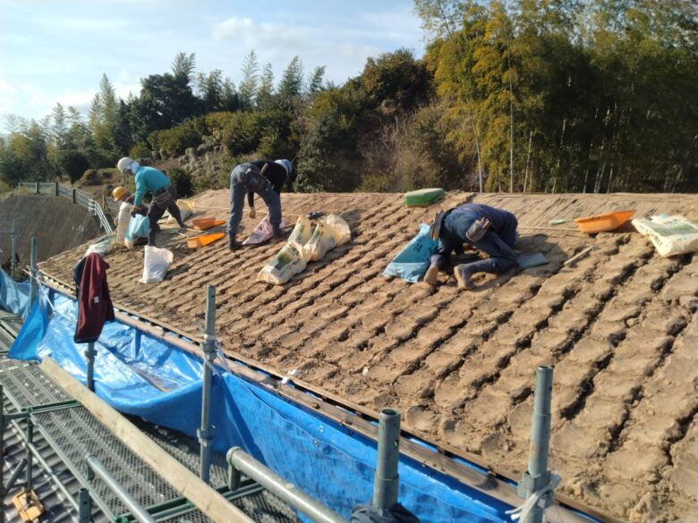 岐阜市で瓦の葺き替え工事をしています。